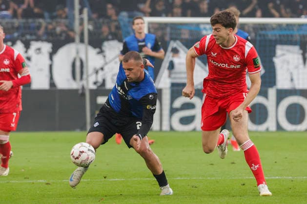 Im Bild: v.li. Kushtrim Asallari (SV Waldhof Mannheim 07, 20) am Ball gegen Jacob Rasmussen (1. FC Kaiserslautern, 14) 21.08.2026, SV Waldhof Mannheim 07 - 1. FC Kaiserslautern, DFB-Pokal, 1. Runde, Deutschland, Mannheim, Carl-Benz-Stadion, DFL REGULATIONS PROHIBIT ANY USE OF PHOTOGRAPHS AS IMAGE SEQUENCES AND OR QUASI-VIDEO. *** Pictured, from left: Kushtrim Asallari (SV Waldhof Mannheim 07), No. 20, with the ball against Jacob Rasmussen (1. FC Kaiserslautern), No. 14, on August 21, 2026, SV Waldhof Mannheim 07 vs. 1 FC Kaiserslautern, DFB Cup, 1st Round, Germany, Mannheim, Carl Benz Stadium, DFL regulations prohibit any use of photographs as image sequences and or quasi-video Copyright: HMBxMedia xJulienxBecker
