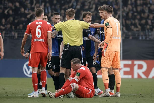Sport Bilder des Tages 21.08.2026, xhettx, Fussball DFB Pokal 1.Runde, SV Waldhof Mannheim - 1.FC Kaiserslautern v.l. Rudelbildung auf dem Platz (DFL DFB REGULATIONS PROHIBIT ANY USE OF PHOTOGRAPHS as IMAGE SEQUENCES and or QUASI-VIDEO) *** August 21, 2026, xhettx, Soccer DFB Cup First Round, SV Waldhof Mannheim 1 FC Kaiserslautern v l Players clustering on the field DFL DFB REGULATIONS PROHIBIT ANY USE OF PHOTOGRAPHS as IMAGE SEQUENCES and or QUASI-VIDEO