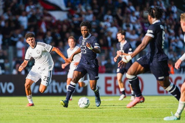 Ayoube Amaimouni (Eintracht Frankfurt, 29) laeuft Farid Omorou (SC St.Toenis, 15) hinterher, Zweikampf SC St. Tönis vs. Eintracht Frankfurt, Fussball, DFB-Pokal 2026 27, 1.Runde, Saison 2026 27, 21.08.2026, DFL REGULATIONS PROHIBIT ANY USE OF PHOTOGRAPHS AS IMAGE SEQUENCES AND OR QUASI-VIDEO, SC St. Tönis vs. Eintracht Frankfurt, Fussball, DFB-Pokal 2026 27, 1.Runde, Saison 2026 27, 21.08.2026 Krefeld *** Ayoube Amaimouni of Eintracht Frankfurt, 29, is chasing after Farid Omorou of SC St. Tönis, 15, during a tackle in the match between SC St. Tönis and Eintracht Frankfurt, soccer, 2026-27 DFB Cup, Round 1, 2026–27 season, August 21, 2026, DFL regulations prohibit any use of photographs as image sequences and or quasi-video; SC St. Tönis vs. Eintracht Frankfurt, soccer, 2026–27 DFB Cup, First Round, 2026–27 Season, August 21, 2026, Krefeld Copyright: xEibner-Pressefoto LukasxBaldygax EP_LBA