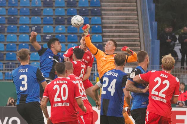 Im Bild: Torwart Julian Krahl (1. FC Kaiserslautern, 1) schlaegt den Ball weg. 21.08.2026, SV Waldhof Mannheim 07 - 1. FC Kaiserslautern, DFB-Pokal, 1. Runde, Deutschland, Mannheim, Carl-Benz-Stadion, DFL REGULATIONS PROHIBIT ANY USE OF PHOTOGRAPHS AS IMAGE SEQUENCES AND OR QUASI-VIDEO. *** Pictured: Julian Krahl, goalkeeper for 1. FC Kaiserslautern, 1, blocks the ball on August 21, 2026, SV Waldhof Mannheim 07 vs. 1. FC Kaiserslautern, DFB Cup, First Round, Germany, Mannheim, Carl Benz Stadium. DFL regulations prohibit any use of photographs as image sequences and or quasi-video. Copyright: HMBxMedia xJulienxBecker
