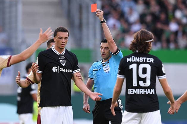 Sport Bilder des Tages Fußball DFB-Pokal 1. Runde SC Preußen Münster - Karlsruher SC am 21.08.2026 im LVM-Preußenstadion in Münster Schiedsrichter Florian Badstübner zeigt Samuel Althaus ( Münster ) die rote Karte DFB regulations prohibit any use of photographs as image sequences and or quasi-video. *** Soccer: DFB Cup, First Round—SC Preußen Münster vs. Karlsruher SC on August 21, 2026, at the LVM Preußenstadion in Münster. Referee Florian Badstübner shows Samuel Althaus of Münster a red card. DFB regulations prohibit any use of photographs as image sequences and or quasi-video. xRx
