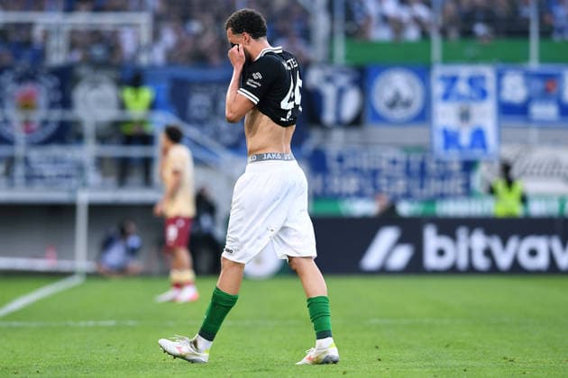 Fußball DFB-Pokal 1. Runde SC Preußen Münster - Karlsruher SC am 21.08.2026 im LVM-Preußenstadion in Münster Samuel Althaus ( Münster ) verlässt nach einer roten Karte das Spielfeld DFB regulations prohibit any use of photographs as image sequences and or quasi-video. *** Soccer: DFB Cup First Round, SC Preußen Münster vs. Karlsruher SC on August 21, 2026, at the LVM Preußenstadion in Münster. Samuel Althaus of Münster is sent off after receiving a red card. DFB regulations prohibit any use of photographs as image sequences and or quasi-video. xRx