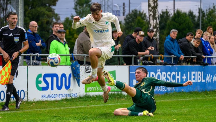 21.08.2026 - Fussball - Saison 2026 2027 - Regionalliga Bayern - 05. Spieltag: SC Eltersdorf SCE ( Quecken ) - SpVgg Greuther Fürth II (Kleeblatt) - - xwoxzix - Jannik Lober (20, SpVgg Greuther Fürth II ) Marco Niedermayer (16, SC Eltersdorf ) *** August 21, 2026 Soccer Season 2026–2027 Bavarian Regional League Matchday 05 SC Eltersdorf vs. SCE Quecken vs. SpVgg Greuther Fürth II Kleeblatt xwoxzix Jannik Lober 20, SpVgg Greuther Fürth II Marco Niedermayer 16, SC Eltersdorf