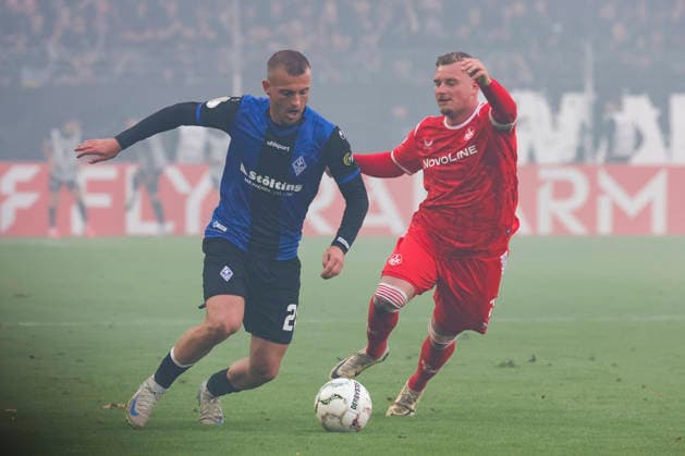 Im Bild: v.li. Kushtrim Asallari (SV Waldhof Mannheim 07, 20) am Ball gegen Marlon Ritter (1. FC Kaiserslautern, 7) 21.08.2026, SV Waldhof Mannheim 07 - 1. FC Kaiserslautern, DFB-Pokal, 1. Runde, Deutschland, Mannheim, Carl-Benz-Stadion, DFL REGULATIONS PROHIBIT ANY USE OF PHOTOGRAPHS AS IMAGE SEQUENCES AND OR QUASI-VIDEO. *** Pictured from left: Kushtrim Asallari of SV Waldhof Mannheim 07, No. 20, with the ball against Marlon Ritter of 1. FC Kaiserslautern, No. 7, on August 21, 2026, SV Waldhof Mannheim 07 vs. 1 FC Kaiserslautern, DFB Cup, 1st Round, Germany, Mannheim, Carl Benz Stadium, DFL regulations prohibit any use of photographs as image sequences and or quasi-video Copyright: HMBxMedia xJulienxBecker