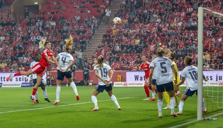 Fußball, Frauen, Saison 2026 2027, Google Pixel Frauen-Bundesliga (1. Spieltag), 1. FC Union Berlin FC Bayern München, v. l. Nele Bauereisen (1. Frauen 1. FC Union) erzielt das Tor zum 1:3 gegen Torfrau Ena Mahmutovic (FC Bayern München), 21.08.2026, *** Soccer, Women, 2026–2027 Season, Google Pixel Women’s Bundesliga 1 Matchday , 1. FC Union Berlin vs. FC Bayern Munich, from left: Nele Bauereisen (1. FC Union) scores the goal to make it 1–3 against goalkeeper Ena Mahmutovic of FC Bayern Munich, August 21, 2026, Copyright: xMatthiasxKochx