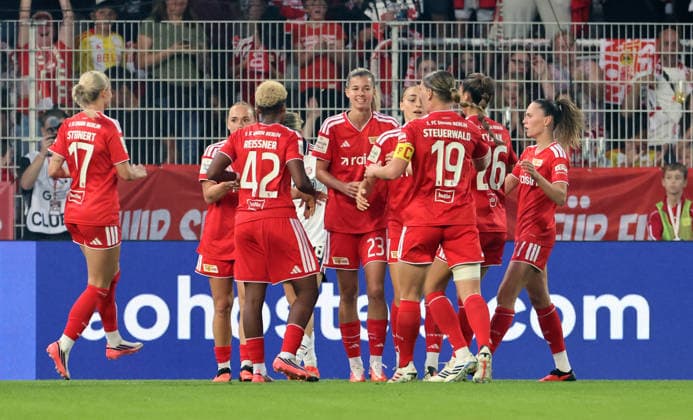 Nele Bauereisen (Mitte) jubelt nach Tor zum 1:3 mit Teamkolleginnen Freude Emotion Jubel Fußball Fussball 1. Bundesliga Damen Frauen 1. Spieltag Saison 2026 2027 21.08.2026 1.FC Union Berlin vs. FC Bayern München FCB DFL regulations prohibit any use of photographs as image sequences and or quasi-video *** Nele Bauereisen (center) celebrates with her teammates after scoring the 1-3 goal. Joy, emotion, celebration, sports, soccer, women s soccer, Bundesliga 1, Matchday 1, 2026-2027 season, August 21, 2026, 1. FC Union Berlin vs. FC Bayern Munich (FCB) DFL regulations prohibit any use of photographs as image sequences and or quasi-video