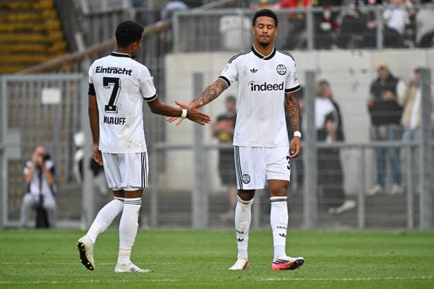 21.08.2026, xjhx, Fussball DFB Pokal 1.Runde, SC St.Tönis - Eintracht Frankfurt v.l. Ansgar Knauff (Eintracht Frankfurt) Jeremiaha Maluze (Eintracht Frankfurt) Krefeld *** August 21, 2026, xjhx, Soccer, DFB Cup First Round, SC St. Tönis vs. Eintracht Frankfurt, Ansgar Knauff (Eintracht Frankfurt), Jeremiaha Maluze (Eintracht Frankfurt), Krefeld