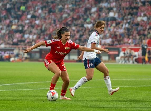 Fußball, Frauen, Saison 2026 2027, Google Pixel Frauen-Bundesliga (1. Spieltag), 1. FC Union Berlin FC Bayern München, v. l. Leela Egli (1. Frauen 1. FC Union), Momoko Tanikawa (FC Bayern München), 21.08.2026, *** Soccer, Women, 2026–2027 Season, Google Pixel Women s Bundesliga 1 Matchday, 1. FC Union Berlin vs. FC Bayern Munich, from left: Leela Egli (1. FC Union), Momoko Tanikawa (FC Bayern Munich), August 21, 2026, Copyright: xMatthiasxKochx