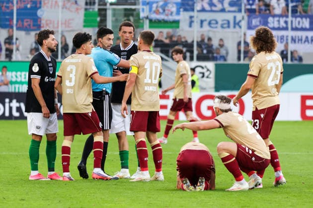 21.08.2026, xgrfx, Fussball DFB Pokal 1.Runde, Preußen Münster - Karlsruher SC v.l. Rote Karte, Samuel Althaus (Preußen Münster) (DFL DFB REGULATIONS PROHIBIT ANY USE OF PHOTOGRAPHS as IMAGE SEQUENCES and or QUASI-VIDEO) Münster *** August 21, 2026, xgrfx, Soccer, DFB Cup First Round, Preußen Münster vs. Karlsruher SC, Red Card, Samuel Althaus, Preußen Münster. DFL and DFB regulations prohibit any use of photographs as image sequences and or quasi-video. Münster