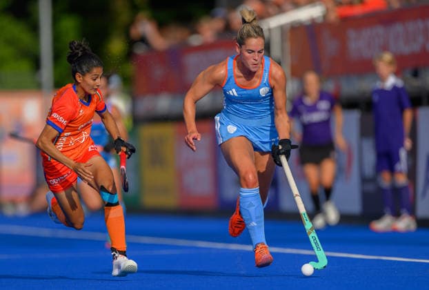 Hockey World Cup Day Seven Pien Sanders of Netherlands Women (Oranje) advances with the ball against India during the Pool E match in the 2026 FIH Hockey World Cup at Wagener Stadium, Amstelveen 21 08 2026 UK Newspapers OUT Copyright: xGraemexWilcocksonx FIL-23806-0067