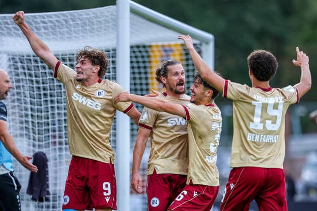 2026.08.21, xkwix, Fußball, DFB-Pokal, Preußen Münster - Karlsruher SC, LVM-Preußenstadion, 1.Runde, Saison 2026 2027: Jubel der Mannschaft beim Tor zum 1:2 durch Sebastian Jung (Karlsruher SC 2) DFB regulations prohibit any use of photographs as image sequences and or quasi-video. Photo: xKamilxWilkowskixPressefotoKochx Nordrhein-Westfalen Deutschland *** August 21, 2026, xkwix, Soccer, DFB Cup, Preußen Münster vs. Karlsruher SC, LVM Preußenstadion, Round 1, 2026–2027 season. The team celebrates Sebastian Jung’s goal to make it 1–2. Karlsruher SC 2. DFB regulations prohibit any use of photographs as image sequences and or quasi-video. Photo: xKamilxWilkowskixPressefotoKochx, North Rhine-Westphalia, Germany