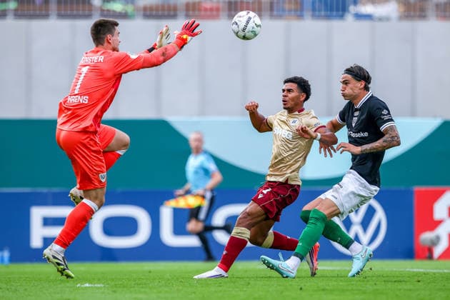 2026.08.21, xkwix, Fußball, DFB-Pokal, Preußen Münster - Karlsruher SC, LVM-Preußenstadion, 1.Runde, Saison 2026 2027: Morten Behrens (Preussen Muenster 1) haelt Ball vor Kevin Wiethaup (Karlsruher SC 7) undAntonio Tikvic (Preussen Muenster 4) DFB regulations prohibit any use of photographs as image sequences and or quasi-video. Photo: xKamilxWilkowskixPressefotoKochx Nordrhein-Westfalen Deutschland *** August 21, 2026, xkwix, Soccer, DFB Cup, Preußen Münster vs. Karlsruher SC, LVM Preußenstadion, 1st Round, 2026–2027 Season: Morten Behrens (Preußen Münster 1) blocks the ball in front of Kevin Wiethaup (Karlsruher SC 7) and Antonio Tikvic (Preußen Münster 4). DFB regulations prohibit any use of photographs as image sequences and or quasi-video. Photo: xKamilxWilkowskixPressefotoKochx North Rhine-Westphalia, Germany