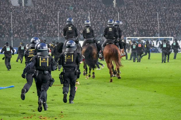 Polizisten sichrern das Spielfeld, Erhöhtes Polizeiaufkommen bei der Partie, Polizisten im Stadion, Polizeipräsenz, Polizeischutz, Polizei im Einsatz, Sicherheit, Stadionsicherheit, Symbolfoto, Symbolbild, Symbol, Risikospiel, Hochsicherheitsspiel, Fußballspiel mit einem erhöhten Sicherheitsrisiko, das Spiel wurde im Vorfeld als Hochrisikospiel eingestuft, 21.08.2026, Mannheim (Deutschland), Fussball, DFB-Pokal, 1. Runde, SV Waldhof Mannheim - 1. FC Kaiserslautern, DFB DFL REGULATIONS PROHIBIT ANY USE OF PHOTOGRAPHS AS IMAGE SEQUENCES AND OR QUASI-VIDEO. *** Police officers securing the field, increased police presence at the game, police officers in the stadium, police presence, police protection, police in action, security, stadium security, stock photo, stock image, symbol, high-risk match, high-security match, soccer match with an increased security risk, the match was classified as a high-risk match in advance, August 21, 2026, Mannheim, Germany, soccer, DFB Cup, 1st round, SV Waldhof Mannheim vs. 1. FC Kaiserslautern, DFB and DFL regulations prohibit any use of photographs as image sequences and or quasi-video xozx
