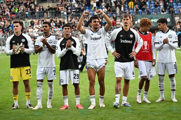 21.08.2026, xjhx, Fussball DFB Pokal 1.Runde, SC St.Tönis - Eintracht Frankfurt v.l. Jubel, Freude über den Sieg Michael Zetterer (Eintracht Frankfurt) Ansgar Knauff (Eintracht Frankfurt) Ayoube Amaimouni-Echghouyab (Eintracht Frankfurt) Can Uzun (Eintracht Frankfurt) Robin Koch (Eintracht Frankfurt) Krefeld *** August 21, 2026, xjhx, Soccer, DFB Cup First Round, SC St. Tönis vs. Eintracht Frankfurt – Celebrations, Joy Over the Victory: Michael Zetterer (Eintracht Frankfurt), Ansgar Knauff (Eintracht Frankfurt), Ayoube Amaimouni Echghouyab (Eintracht Frankfurt), Can Uzun (Eintracht Frankfurt), Robin Koch (Eintracht Frankfurt), Krefeld