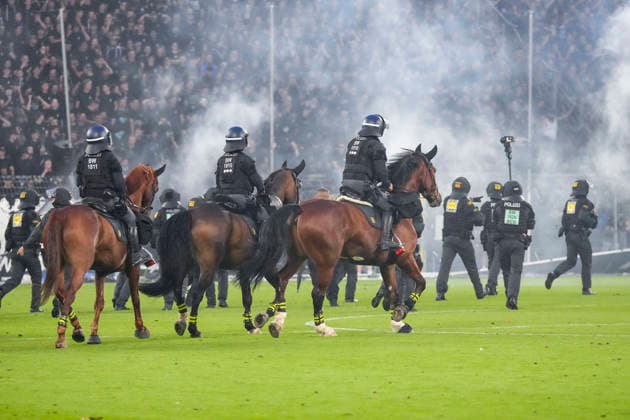 Polizisten sichrern das Spielfeld, Erhöhtes Polizeiaufkommen bei der Partie, Polizisten im Stadion, Polizeipräsenz, Polizeischutz, Polizei im Einsatz, Sicherheit, Stadionsicherheit, Symbolfoto, Symbolbild, Symbol, Risikospiel, Hochsicherheitsspiel, Fußballspiel mit einem erhöhten Sicherheitsrisiko, das Spiel wurde im Vorfeld als Hochrisikospiel eingestuft, 21.08.2026, Mannheim (Deutschland), Fussball, DFB-Pokal, 1. Runde, SV Waldhof Mannheim - 1. FC Kaiserslautern, DFB DFL REGULATIONS PROHIBIT ANY USE OF PHOTOGRAPHS AS IMAGE SEQUENCES AND OR QUASI-VIDEO. *** Police officers securing the field, increased police presence at the game, police officers in the stadium, police presence, police protection, police in action, security, stadium security, stock photo, stock image, symbol, high-risk match, high-security match, soccer match with an increased security risk, the match was classified as a high-risk match in advance, August 21, 2026, Mannheim, Germany, soccer, DFB Cup, 1st round, SV Waldhof Mannheim vs. 1. FC Kaiserslautern, DFB and DFL regulations prohibit any use of photographs as image sequences and or quasi-video xozx