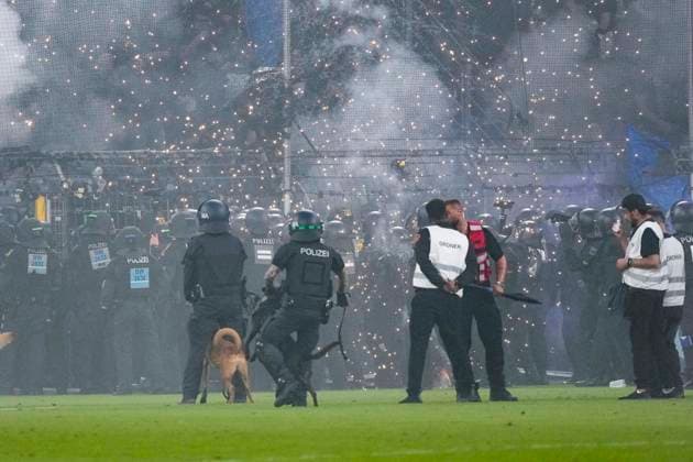 Polizisten sichrern das Spielfeld, Erhöhtes Polizeiaufkommen bei der Partie, Polizisten im Stadion, Polizeipräsenz, Polizeischutz, Polizei im Einsatz, Sicherheit, Stadionsicherheit, Symbolfoto, Symbolbild, Symbol, Risikospiel, Hochsicherheitsspiel, Fußballspiel mit einem erhöhten Sicherheitsrisiko, das Spiel wurde im Vorfeld als Hochrisikospiel eingestuft, 21.08.2026, Mannheim (Deutschland), Fussball, DFB-Pokal, 1. Runde, SV Waldhof Mannheim - 1. FC Kaiserslautern, DFB DFL REGULATIONS PROHIBIT ANY USE OF PHOTOGRAPHS AS IMAGE SEQUENCES AND OR QUASI-VIDEO. *** Police officers securing the field, increased police presence at the game, police officers in the stadium, police presence, police protection, police in action, security, stadium security, stock photo, stock image, symbol, high-risk match, high-security match, soccer match with an increased security risk, the match was classified as a high-risk match in advance, August 21, 2026, Mannheim, Germany, soccer, DFB Cup, 1st round, SV Waldhof Mannheim vs. 1. FC Kaiserslautern, DFB and DFL regulations prohibit any use of photographs as image sequences and or quasi-video xozx