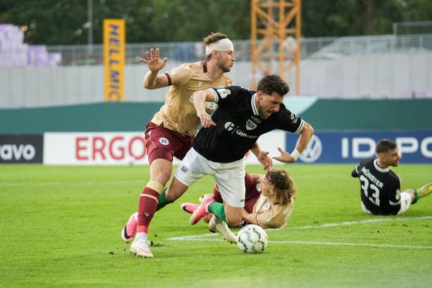 Deutschland: DFB Pokal 2026 2027 1.Runde, SC Preußen Münster vs Karlsruher SC, Freitag 21.08.2026 LVM-Preußenstadion (Münster, Nordrhein-Westfalen, Deutschland) Zweikampf Charalambos Makridis (SC Preußen Münster, 14) Christoph Kobald (Karlsruher SC, 22) *** Germany DFB Cup 2026–2027, First Round: SC Preußen Münster vs. Karlsruher SC, Friday, August 21, 2026, LVM Preußenstadion, Münster, North Rhine-Westphalia, Germany; Tackle: Charalambos Makridis (SC Preußen Münster), No. 14; Christoph Kobald (Karlsruher SC), No. 22 Copyright: xMerlexKölkingx