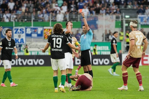 Deutschland: DFB Pokal 2026 2027 1.Runde, SC Preußen Münster vs Karlsruher SC, Freitag 21.08.2026 LVM-Preußenstadion (Münster, Nordrhein-Westfalen, Deutschland) Rote Karte Samuel Althaus (SC Preußen Münster, 44) *** Germany, DFB Cup 2026–2027, First Round: SC Preußen Münster vs. Karlsruher SC, Friday, August 21, 2026, LVM Preußenstadion, Münster, North Rhine-Westphalia, Germany. Red card: Samuel Althaus (SC Preußen Münster), 44 Copyright: xMerlexKölkingx