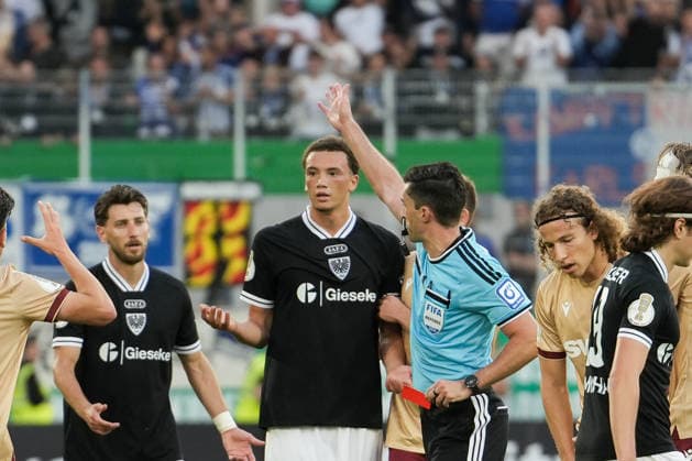 Deutschland: DFB Pokal 2026 2027 1.Runde, SC Preußen Münster vs Karlsruher SC, Freitag 21.08.2026 LVM-Preußenstadion (Münster, Nordrhein-Westfalen, Deutschland) Rote Karte Samuel Althaus (SC Preußen Münster, 44) *** Germany, DFB Cup 2026–2027, First Round: SC Preußen Münster vs. Karlsruher SC, Friday, August 21, 2026, LVM Preußenstadion, Münster, North Rhine-Westphalia, Germany. Red card: Samuel Althaus (SC Preußen Münster), 44 Copyright: xMerlexKölkingx