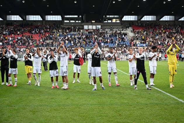 21.08.2026, xjhx, Fussball DFB Pokal 1.Runde, SC St.Tönis - Eintracht Frankfurt v.l. Jubel, Freude über den Sieg Krefeld *** August 21, 2026, xjhx, Soccer, DFB Cup First Round, SC St. Tönis vs. Eintracht Frankfurt – Jubilation, joy over the victory in Krefeld