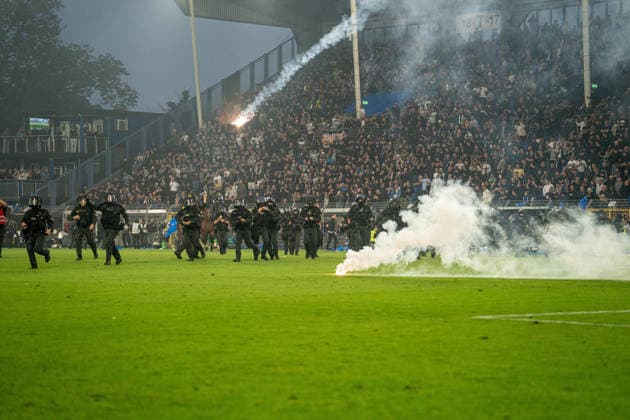 21.08.2026, xdaymx, Fussball DFB Pokal 1.Runde, SV Waldhof Mannheim - 1.FC Kaiserslautern. Die Polizeit wird von den Mannheimer Fans mit Bengalos abgeschossen. (DFL DFB REGULATIONS PROHIBIT ANY USE OF PHOTOGRAPHS as IMAGE SEQUENCES and or QUASI-VIDEO) Mannheim *** August 21, 2026, xdaymx, Soccer DFB Cup 1st Round, SV Waldhof Mannheim 1 FC Kaiserslautern Mannheim fans are firing flares at the police. DFL and DFB regulations prohibit any use of photographs as image sequences and or quasi-video. Mannheim