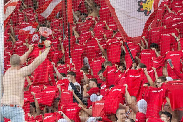 Im Bild: Kaiserslautern-Fans zeigen ihre Tshirts auf denen Verreck Waldhof steht. 21.08.2026, SV Waldhof Mannheim 07 - 1. FC Kaiserslautern, DFB-Pokal, 1. Runde, Deutschland, Mannheim, Carl-Benz-Stadion, DFL REGULATIONS PROHIBIT ANY USE OF PHOTOGRAPHS AS IMAGE SEQUENCES AND OR QUASI-VIDEO. *** In the photo, Kaiserslautern fans show off their T-shirts bearing the words Verreck Waldhof, August 21, 2026, SV Waldhof Mannheim 07 vs. 1. FC Kaiserslautern, DFB Cup, First Round, Germany, Mannheim, Carl Benz Stadium. DFL regulations prohibit any use of photographs as image sequences and or quasi-video. Copyright: HMBxMedia xJulienxBecker