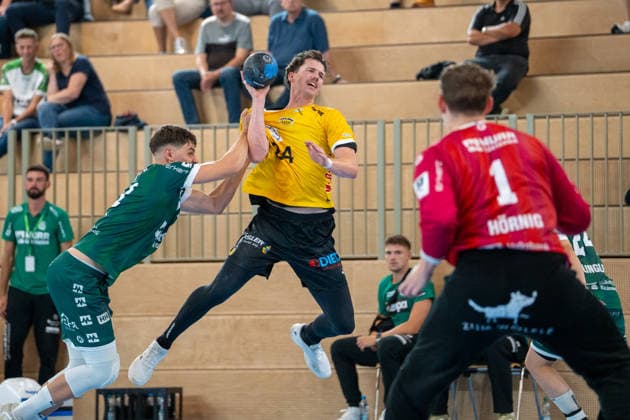 Handball I Herren I Saison 2026-2027 I DHB Pokal I 1. Runde I HC Oppenweiler Backnang - HSC 2000 Coburg I 21.08.2026 Sven Weßeling (24, HSC Coburg) im Wurf Backnang Murrtal Arena Baden-Württemberg Deutschland *** Handball I Men I 2026–2027 Season I DHB Cup I First Round I HC Oppenweiler Backnang vs. HSC 2000 Coburg I August 21, 2026 Sven Weßeling 24, HSC Coburg takes on Backnang at the Murrtal Arena in Baden-Württemberg, Germany Copyright: xLobeca MaxxPetershansx