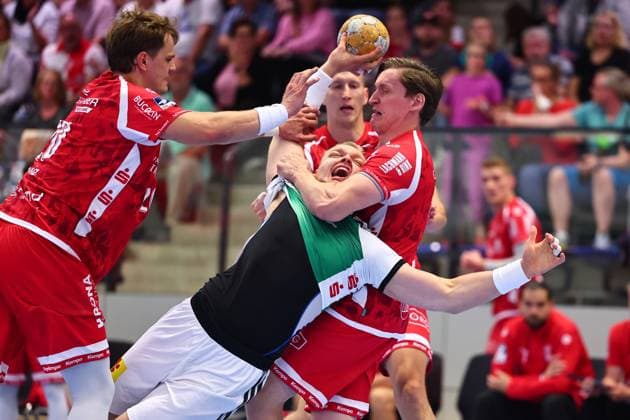 Sport Bilder des Tages Justus Fischer (TSV Hannover-Burgdorf, 54) im Zweikampf mit Daniel Hideg (TuS Ferndorf, 18) GER, TuS Ferndorf vs TSV Hannover-Burgdorf, Handball, DHB-Pokal, 1. Runde, Spielzeit 2026 2027, 21.08.2026 GER, TuS Ferndorf vs TSV Hannover-Burgdorf, Handball, DHB-Pokal, 1. Runde, Spielzeit 2026 2027, 21.08.2026 Kreuztal *** Justus Fischer (TSV Hannover Burgdorf, 54) in a one-on-one battle with Daniel Hideg (TuS Ferndorf, 18) GER, TuS Ferndorf vs. TSV Hannover Burgdorf, Handball, DHB Cup, 1st Round, 2026–2027 Season, August 21, 2026 GER, TuS Ferndorf vs. TSV Hannover Burgdorf, Handball, DHB Cup, Round 1, 2026–2027 season, August 21, 2026 Kreuztal Copyright: xEibner-Pressefoto RenexWeissx EP_RWS