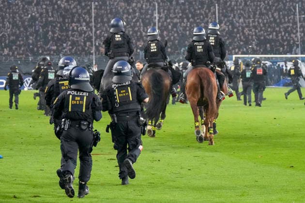 Polizisten sichrern das Spielfeld, Erhöhtes Polizeiaufkommen bei der Partie, Polizisten im Stadion, Polizeipräsenz, Polizeischutz, Polizei im Einsatz, Sicherheit, Stadionsicherheit, Symbolfoto, Symbolbild, Symbol, Risikospiel, Hochsicherheitsspiel, Fußballspiel mit einem erhöhten Sicherheitsrisiko, das Spiel wurde im Vorfeld als Hochrisikospiel eingestuft, 21.08.2026, Mannheim (Deutschland), Fussball, DFB-Pokal, 1. Runde, SV Waldhof Mannheim - 1. FC Kaiserslautern, DFB DFL REGULATIONS PROHIBIT ANY USE OF PHOTOGRAPHS AS IMAGE SEQUENCES AND OR QUASI-VIDEO. *** Police officers securing the field, increased police presence at the game, police officers in the stadium, police presence, police protection, police in action, security, stadium security, stock photo, stock image, symbol, high-risk match, high-security match, soccer match with an increased security risk, the match was classified as a high-risk match in advance, August 21, 2026, Mannheim, Germany, soccer, DFB Cup, 1st round, SV Waldhof Mannheim vs. 1. FC Kaiserslautern, DFB and DFL regulations prohibit any use of photographs as image sequences and or quasi-video xozx