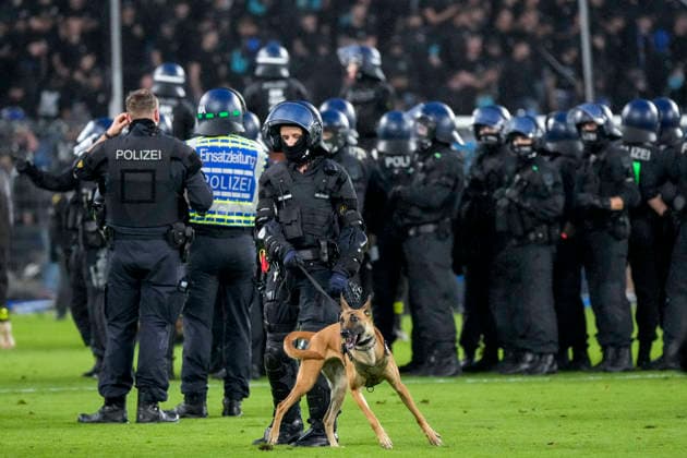Polizisten sichrern das Spielfeld, Erhöhtes Polizeiaufkommen bei der Partie, Polizisten im Stadion, Polizeipräsenz, Polizeischutz, Polizei im Einsatz, Sicherheit, Stadionsicherheit, Symbolfoto, Symbolbild, Symbol, Risikospiel, Hochsicherheitsspiel, Fußballspiel mit einem erhöhten Sicherheitsrisiko, das Spiel wurde im Vorfeld als Hochrisikospiel eingestuft, 21.08.2026, Mannheim (Deutschland), Fussball, DFB-Pokal, 1. Runde, SV Waldhof Mannheim - 1. FC Kaiserslautern, DFB DFL REGULATIONS PROHIBIT ANY USE OF PHOTOGRAPHS AS IMAGE SEQUENCES AND OR QUASI-VIDEO. *** Police officers securing the field, increased police presence at the game, police officers in the stadium, police presence, police protection, police in action, security, stadium security, stock photo, stock image, symbol, high-risk match, high-security match, soccer match with an increased security risk, the match was classified as a high-risk match in advance, August 21, 2026, Mannheim, Germany, soccer, DFB Cup, 1st round, SV Waldhof Mannheim vs. 1. FC Kaiserslautern, DFB and DFL regulations prohibit any use of photographs as image sequences and or quasi-video xozx