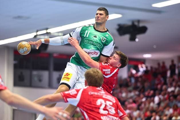 Sebastian Heymann (TSV Hannover-Burgdorf, 11) im Zweikampf mit Mattis Michel (TuS Ferndorf, 17) GER, TuS Ferndorf vs TSV Hannover-Burgdorf, Handball, DHB-Pokal, 1. Runde, Spielzeit 2026 2027, 21.08.2026 GER, TuS Ferndorf vs TSV Hannover-Burgdorf, Handball, DHB-Pokal, 1. Runde, Spielzeit 2026 2027, 21.08.2026 Kreuztal *** Sebastian Heymann (TSV Hannover Burgdorf), 11, in a one-on-one battle with Mattis Michel (TuS Ferndorf), 17 GER, TuS Ferndorf vs. TSV Hannover Burgdorf, Handball, DHB Cup, 1st Round, 2026–2027 Season, August 21, 2026, GER, TuS Ferndorf vs. TSV Hannover Burgdorf, Handball, DHB Cup, Round 1, 2026–2027 season, August 21, 2026, Kreuztal Copyright: xEibner-Pressefoto RenexWeissx EP_RWS