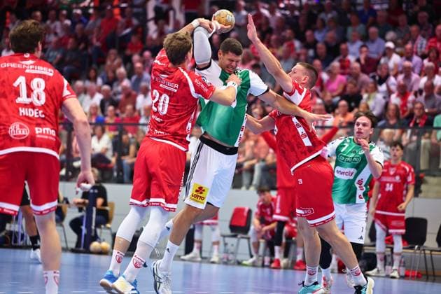 Sebastian Heymann (TSV Hannover-Burgdorf, 11) im Zweikampf mit Philip Wuerz (TuS Ferndorf, 20, links) und Fabian Hecker (TuS Ferndorf, 29) GER, TuS Ferndorf vs TSV Hannover-Burgdorf, Handball, DHB-Pokal, 1. Runde, Spielzeit 2026 2027, 21.08.2026 GER, TuS Ferndorf vs TSV Hannover-Burgdorf, Handball, DHB-Pokal, 1. Runde, Spielzeit 2026 2027, 21.08.2026 Kreuztal *** Sebastian Heymann (TSV Hannover Burgdorf), No. 11, in a one-on-one battle with Philip Wuerz (TuS Ferndorf), No. 20, on the left, and Fabian Hecker (TuS Ferndorf), No. 29, GER, TuS Ferndorf vs. TSV Hannover Burgdorf, Handball, DHB Cup, Round 1, 2026–2027 season, August 21, 2026, Germany, TuS Ferndorf vs. TSV Hannover Burgdorf, Handball, DHB Cup, 1st Round, 2026–2027 season, August 21, 2026, Kreuztal Copyright: xEibner-Pressefoto RenexWeissx EP_RWS