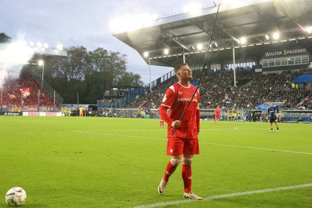 21.08.2026, xrekx, Fussball DFB Pokal 1.Runde, SV Waldhof Mannheim - 1.FC Kaiserslautern v.l. Marlon Ritter (1.FC Kaiserslautern) mit Fahnenstangen aus dem Waldhof-Block (DFL DFB REGULATIONS PROHIBIT ANY USE OF PHOTOGRAPHS as IMAGE SEQUENCES and or QUASI-VIDEO) Mannheim *** August 21, 2026, xrekx, Soccer DFB Cup First Round, SV Waldhof Mannheim 1 FC Kaiserslautern v l Marlon Ritter 1 FC Kaiserslautern with flagpoles from the Waldhof section. DFL and DFB regulations prohibit any use of photographs as image sequences and or quasi-video. Mannheim