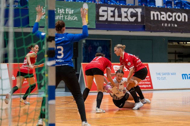 Zweikampf zwischen Vanessa Brandt (HSV Solingen Graefrath, 77), Cosima Wuerdinger (VfL Waiblingen, 22) und Deborah Spatz (HSV Solingen Graefrath, 42). HSV Solingen Graefrath 76 vs. VfL Waiblingen, Handball, DHB Pokal Frauen, 1. Runde, Saison 2026 2027, 21.08.2026 HSV Solingen Graefrath 76 vs. VfL Waiblingen, Handball, DHB Pokal Frauen, 18. Spieltag, 1. Runde, Saison 2026 2027, 21.08.2026 Solingen *** Head-to-head matchup between Vanessa Brandt (HSV Solingen Graefrath), 77, Cosima Wuerdinger (VfL Waiblingen, 22), and Deborah Spatz (HSV Solingen Graefrath, 42) HSV Solingen Graefrath 76 vs. VfL Waiblingen, Handball, DHB Women’s Cup, Round 1, 2026–2027 season, August 21, 2026, HSV Solingen Graefrath 76 vs. VfL Waiblingen, handball, DHB Women’s Cup, Matchday 18, Round 1, 2026–2027 season, August 21, 2026, Solingen Copyright: xEibner-Pressefoto ThomasxHaeslerx EP_THR