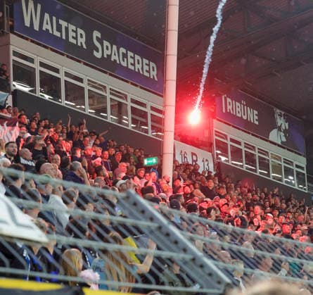 Im Bild: Kaiserslautern-Fans werfen Pyrotechnik in den gegnerischen Block. 21.08.2026, SV Waldhof Mannheim 07 - 1. FC Kaiserslautern, DFB-Pokal, 1. Runde, Deutschland, Mannheim, Carl-Benz-Stadion, DFL REGULATIONS PROHIBIT ANY USE OF PHOTOGRAPHS AS IMAGE SEQUENCES AND OR QUASI-VIDEO. *** In the photo: Kaiserslautern fans throw pyrotechnics into the opposing section, August 21, 2026, SV Waldhof Mannheim 07 vs. 1 FC Kaiserslautern, DFB Cup, First Round, Germany, Mannheim, Carl Benz Stadium, DFL REGULATIONS PROHIBIT ANY USE OF PHOTOGRAPHS AS IMAGE SEQUENCES AND OR QUASI-VIDEO Copyright: HMBxMedia xJulienxBecker