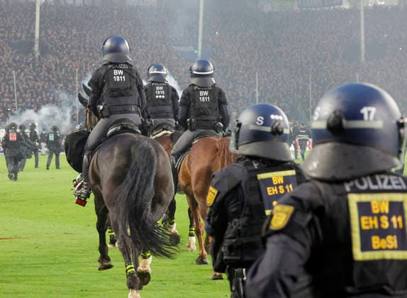 Im Bild: Ausschreitungen der Fanlager, die Polizei muss eingreifen und das Feld stuermen. 21.08.2026, SV Waldhof Mannheim 07 - 1. FC Kaiserslautern, DFB-Pokal, 1. Runde, Deutschland, Mannheim, Carl-Benz-Stadion, DFL REGULATIONS PROHIBIT ANY USE OF PHOTOGRAPHS AS IMAGE SEQUENCES AND OR QUASI-VIDEO. *** The photo shows riots among the fan groups; the police are forced to intervene and storm the field, August 21, 2026, SV Waldhof Mannheim 07 vs. 1 FC Kaiserslautern, DFB Cup, First Round, Germany, Mannheim, Carl Benz Stadium, DFL REGULATIONS PROHIBIT ANY USE OF PHOTOGRAPHS AS IMAGE SEQUENCES AND OR QUASI-VIDEO Copyright: HMBxMedia xJulienxBecker