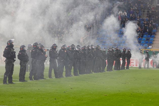 Im Bild: Ausschreitungen der Fanlager, die Polizei muss eingreifen und das Feld stuermen. 21.08.2026, SV Waldhof Mannheim 07 - 1. FC Kaiserslautern, DFB-Pokal, 1. Runde, Deutschland, Mannheim, Carl-Benz-Stadion, DFL REGULATIONS PROHIBIT ANY USE OF PHOTOGRAPHS AS IMAGE SEQUENCES AND OR QUASI-VIDEO. *** The photo shows riots among the fan groups; the police are forced to intervene and storm the field, August 21, 2026, SV Waldhof Mannheim 07 vs. 1 FC Kaiserslautern, DFB Cup, First Round, Germany, Mannheim, Carl Benz Stadium, DFL REGULATIONS PROHIBIT ANY USE OF PHOTOGRAPHS AS IMAGE SEQUENCES AND OR QUASI-VIDEO Copyright: HMBxMedia xJulienxBecker
