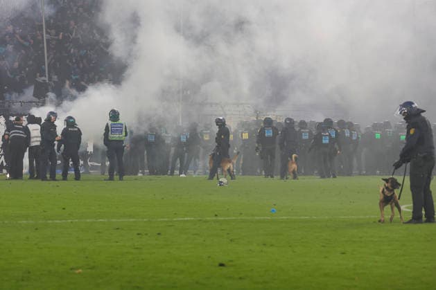 Im Bild: Ausschreitungen der Fanlager, die Polizei muss eingreifen und das Feld stuermen. 21.08.2026, SV Waldhof Mannheim 07 - 1. FC Kaiserslautern, DFB-Pokal, 1. Runde, Deutschland, Mannheim, Carl-Benz-Stadion, DFL REGULATIONS PROHIBIT ANY USE OF PHOTOGRAPHS AS IMAGE SEQUENCES AND OR QUASI-VIDEO. *** The photo shows riots among the fan groups; the police are forced to intervene and storm the field, August 21, 2026, SV Waldhof Mannheim 07 vs. 1 FC Kaiserslautern, DFB Cup, First Round, Germany, Mannheim, Carl Benz Stadium, DFL REGULATIONS PROHIBIT ANY USE OF PHOTOGRAPHS AS IMAGE SEQUENCES AND OR QUASI-VIDEO Copyright: HMBxMedia xJulienxBecker