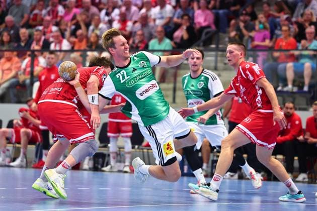 Torwurf von Marian Michalczik (TSV Hannover-Burgdorf, 22) GER, TuS Ferndorf vs TSV Hannover-Burgdorf, Handball, DHB-Pokal, 1. Runde, Spielzeit 2026 2027, 21.08.2026 GER, TuS Ferndorf vs TSV Hannover-Burgdorf, Handball, DHB-Pokal, 1. Runde, Spielzeit 2026 2027, 21.08.2026 Kreuztal *** Goal by Marian Michalczik of TSV Hannover Burgdorf, 22 GER, TuS Ferndorf vs. TSV Hannover Burgdorf, Handball, DHB Cup, 1st Round, 2026–2027 Season, August 21, 2026 (GER), TuS Ferndorf vs. TSV Hannover Burgdorf, Handball, DHB Cup, 1st Round, 2026–2027 Season, August 21, 2026, Kreuztal Copyright: xEibner-Pressefoto RenexWeissx EP_RWS