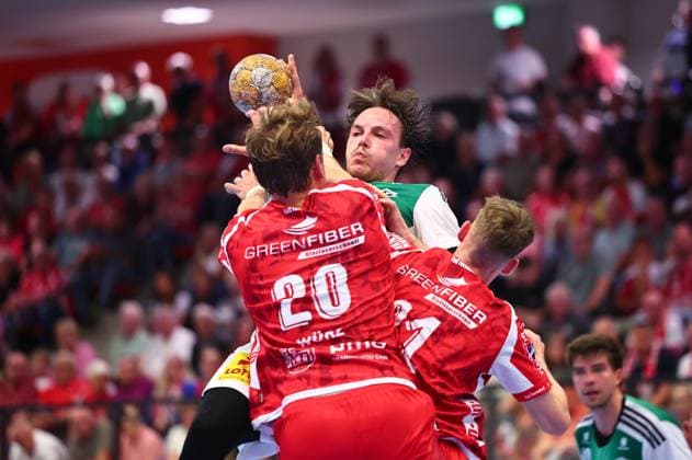 Leif Tissier (TSV Hannover-Burgdorf, 07) im Zweikampf mit Philip Wuerz (TuS Ferndorf, 20, vorn) GER, TuS Ferndorf vs TSV Hannover-Burgdorf, Handball, DHB-Pokal, 1. Runde, Spielzeit 2026 2027, 21.08.2026 GER, TuS Ferndorf vs TSV Hannover-Burgdorf, Handball, DHB-Pokal, 1. Runde, Spielzeit 2026 2027, 21.08.2026 Kreuztal *** Leif Tissier, TSV Hannover Burgdorf, 07 in a one-on-one battle with Philip Wuerz of TuS Ferndorf, 20, foreground GER, TuS Ferndorf vs. TSV Hannover Burgdorf, Handball, DHB Cup, Round 1, 2026–2027 season, August 21, 2026, GER, TuS Ferndorf vs. TSV Hannover Burgdorf, Handball, DHB Cup, Round 1, 2026–2027 season, August 21, 2026, Kreuztal Copyright: xEibner-Pressefoto RenexWeissx EP_RWS