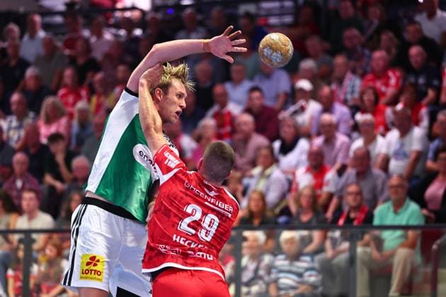 Marian Michalczik (TSV Hannover-Burgdorf, 22) im Zweikampf mit Fabian Hecker (TuS Ferndorf, 29) GER, TuS Ferndorf vs TSV Hannover-Burgdorf, Handball, DHB-Pokal, 1. Runde, Spielzeit 2026 2027, 21.08.2026 GER, TuS Ferndorf vs TSV Hannover-Burgdorf, Handball, DHB-Pokal, 1. Runde, Spielzeit 2026 2027, 21.08.2026 Kreuztal *** Marian Michalczik (TSV Hannover Burgdorf), 22, in a one-on-one battle with Fabian Hecker (TuS Ferndorf), 29, GER, TuS Ferndorf vs. TSV Hannover Burgdorf, Handball, DHB Cup, 1st Round, 2026–2027 Season, August 21, 2026 GER, TuS Ferndorf vs. TSV Hannover Burgdorf, Handball, DHB Cup, Round 1, 2026–2027 season, August 21, 2026 Kreuztal Copyright: xEibner-Pressefoto RenexWeissx EP_RWS