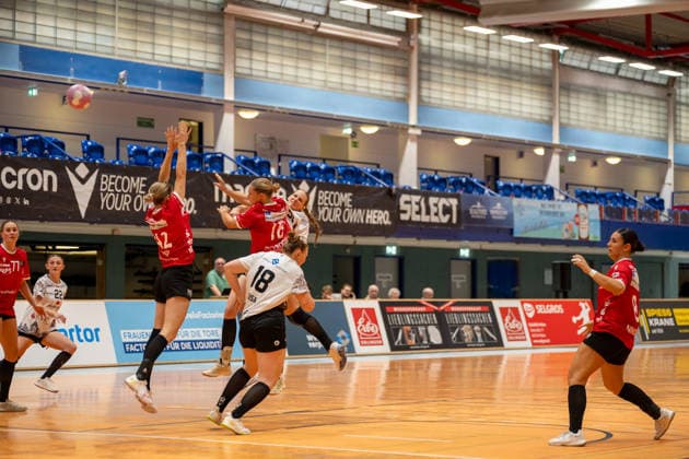 Laura Nagy (VfL Waiblingen, 56) erzielt das erste Tor der Partie gegen Sophie Pickrodt (HSV Solingen Graefrath, 18) und Deborah Spatz (HSV Solingen Graefrath, 42). HSV Solingen Graefrath 76 vs. VfL Waiblingen, Handball, DHB Pokal Frauen, 1. Runde, Saison 2026 2027, 21.08.2026 HSV Solingen Graefrath 76 vs. VfL Waiblingen, Handball, DHB Pokal Frauen, 18. Spieltag, 1. Runde, Saison 2026 2027, 21.08.2026 Solingen *** Laura Nagy of VfL Waiblingen, No. 56, scored the first goal of the game against Sophie Pickrodt of HSV Solingen Graefrath, No. 18, and Deborah Spatz of HSV Solingen Graefrath, 42 HSV Solingen Graefrath 76 vs. VfL Waiblingen, Handball, DHB Women’s Cup, Round 1, 2026–2027 season, August 21, 2026, HSV Solingen Graefrath 76 vs. VfL Waiblingen, Handball, DHB Women’s Cup, Matchday 18, Round 1, 2026–2027 season, August 21, 2026, Solingen Copyright: xEibner-Pressefoto ThomasxHaeslerx EP_THR