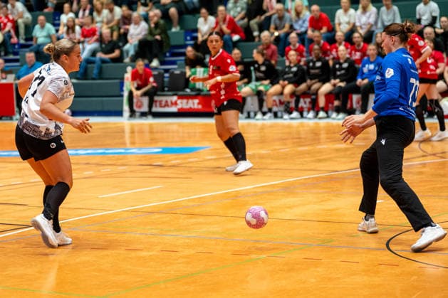 Maren Beatrice Keil (VfL Waiblingen, 77) scheitert mit ihrem Wurf an Liv Stine Eckhardt (HSV Solingen Graefrath, 73). HSV Solingen Graefrath 76 vs. VfL Waiblingen, Handball, DHB Pokal Frauen, 1. Runde, Saison 2026 2027, 21.08.2026 HSV Solingen Graefrath 76 vs. VfL Waiblingen, Handball, DHB Pokal Frauen, 18. Spieltag, 1. Runde, Saison 2026 2027, 21.08.2026 Solingen *** Maren Beatrice Keil (VfL Waiblingen, 77) misses her shot against Liv Stine Eckhardt (HSV Solingen Graefrath, 73). HSV Solingen Graefrath 76 vs. VfL Waiblingen, Handball, DHB Women s Cup, Round 1, 2026–2027 season, August 21, 2026, HSV Solingen Graefrath 76 vs. VfL Waiblingen, Handball, DHB Women’s Cup, Matchday 18, Round 1, 2026–2027 season, August 21, 2026, Solingen Copyright: xEibner-Pressefoto ThomasxHaeslerx EP_THR