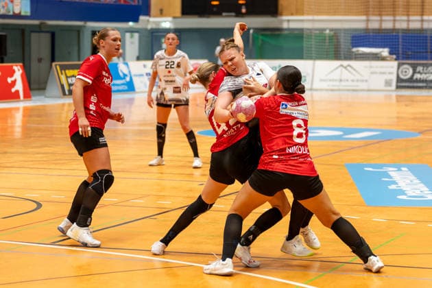 Zweikampf zwischen Deborah Spatz (HSV Solingen Graefrath, 42), Kimberly Gisa (VfL Waiblingen, 18) und Patricia Nikolic (HSV Solingen Graefrath, 08). HSV Solingen Graefrath 76 vs. VfL Waiblingen, Handball, DHB Pokal Frauen, 1. Runde, Saison 2026 2027, 21.08.2026 HSV Solingen Graefrath 76 vs. VfL Waiblingen, Handball, DHB Pokal Frauen, 18. Spieltag, 1. Runde, Saison 2026 2027, 21.08.2026 Solingen *** A duel between Deborah Spatz of HSV Solingen Graefrath (42), Kimberly Gisa of VfL Waiblingen (18), and Patricia Nikolic of HSV Solingen Graefrath, 08 HSV Solingen Graefrath 76 vs. VfL Waiblingen, Handball, DHB Women’s Cup, Round 1, 2026–2027 season, August 21, 2026: HSV Solingen Graefrath 76 vs. VfL Waiblingen, Handball, DHB Women’s Cup, Matchday 18, Round 1, 2026–2027 season, August 21, 2026, Solingen Copyright: xEibner-Pressefoto ThomasxHaeslerx EP_THR