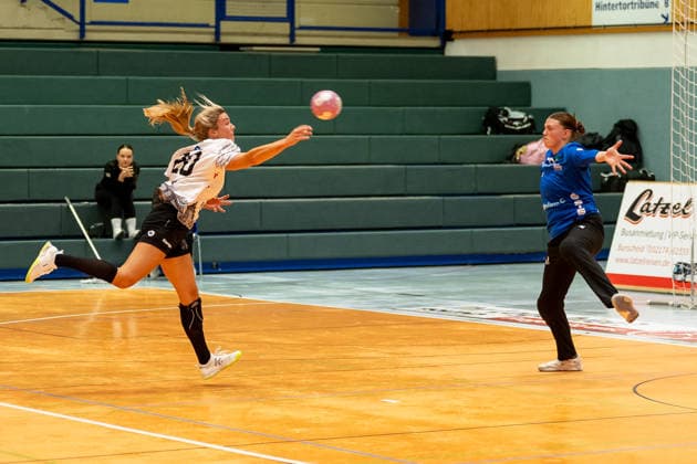 Zweikampf zwischen Hannah Hoenig (VfL Waiblingen, 20) und Liv Stine Eckhardt (HSV Solingen Graefrath, 73). HSV Solingen Graefrath 76 vs. VfL Waiblingen, Handball, DHB Pokal Frauen, 1. Runde, Saison 2026 2027, 21.08.2026 HSV Solingen Graefrath 76 vs. VfL Waiblingen, Handball, DHB Pokal Frauen, 18. Spieltag, 1. Runde, Saison 2026 2027, 21.08.2026 Solingen *** Head-to-head between Hannah Hoenig of VfL Waiblingen, 20, and Liv Stine Eckhardt of HSV Solingen Graefrath, 73; HSV Solingen Graefrath 76 vs. VfL Waiblingen, Handball, DHB Women’s Cup, 1st Round, 2026–2027 season, August 21, 2026: HSV Solingen Graefrath 76 vs. VfL Waiblingen, Handball, DHB Women’s Cup, Matchday 18, Round 1, 2026–2027 season, August 21, 2026, Solingen Copyright: xEibner-Pressefoto ThomasxHaeslerx EP_THR