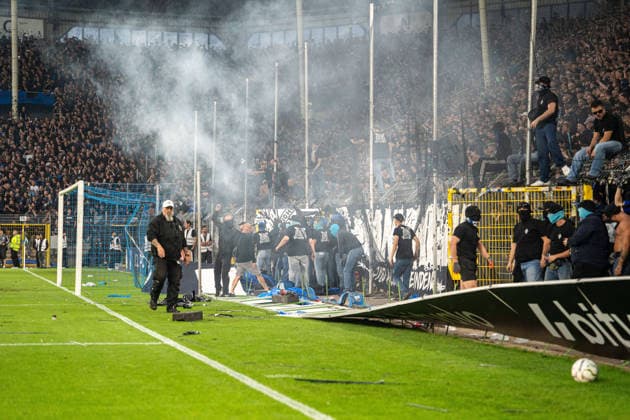 21.08.2026, xdaymx, Fussball DFB Pokal 1.Runde, SV Waldhof Mannheim - 1.FC Kaiserslautern. Mannheimer Fans stürmen den Platz. (DFL DFB REGULATIONS PROHIBIT ANY USE OF PHOTOGRAPHS as IMAGE SEQUENCES and or QUASI-VIDEO) Mannheim *** August 21, 2026, xdaymx, Soccer DFB Cup 1st Round, SV Waldhof Mannheim 1 FC Kaiserslautern Mannheim fans storm the field DFL DFB REGULATIONS PROHIBIT ANY USE OF PHOTOGRAPHS as IMAGE SEQUENCES and or QUASI-VIDEO Mannheim