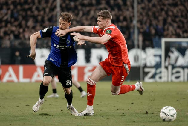 21.08.2026, xhettx, Fussball DFB Pokal 1.Runde, SV Waldhof Mannheim - 1.FC Kaiserslautern v.l. Lukas Klünter (SV Waldhof Mannheim, 24) bekommt den Arm ins Gesicht von Alex Murphy (1. FC Kaiserslautern, 3) (DFL DFB REGULATIONS PROHIBIT ANY USE OF PHOTOGRAPHS as IMAGE SEQUENCES and or QUASI-VIDEO) *** August 21, 2026, xhettx, Soccer DFB Cup First Round, SV Waldhof Mannheim vs. FC Kaiserslautern: Lukas Klünter (SV Waldhof Mannheim) has his arm thrown in his face by Alex Murphy (FC Kaiserslautern), 3 DFL and DFB regulations prohibit any use of photographs as image sequences and or quasi-video
