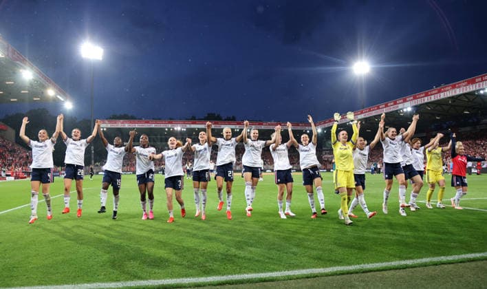 FC Bayern Mannschaft jubelt und feiert nach 1:4 Sieg Fußball Fussball 1. Bundesliga Damen Frauen 1. Spieltag Saison 2026 2027 21.08.2026 1.FC Union Berlin vs. FC Bayern München FCB DFL regulations prohibit any use of photographs as image sequences and or quasi-video *** FC Bayern team cheers and celebrates after a 1-4 victory; Sports, Soccer, Women’s Soccer, Bundesliga 1, Matchday 1, 2026-2027 season, August 21, 2026, 1. FC Union Berlin vs. FC Bayern Munich (FCB); DFL regulations prohibit any use of photographs as image sequences and or quasi-video