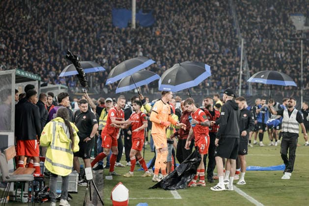 21.08.2026, xhettx, Fussball DFB Pokal 1.Runde, SV Waldhof Mannheim - 1.FC Kaiserslautern v.l. Die Bank des FCK wird beworfen (DFL DFB REGULATIONS PROHIBIT ANY USE OF PHOTOGRAPHS as IMAGE SEQUENCES and or QUASI-VIDEO) *** August 21, 2026, xhettx, Soccer DFB Cup First Round, SV Waldhof Mannheim 1–FC Kaiserslautern v l Objects are thrown at the FCK bench. DFL and DFB regulations prohibit any use of photographs as image sequences and or quasi-video.