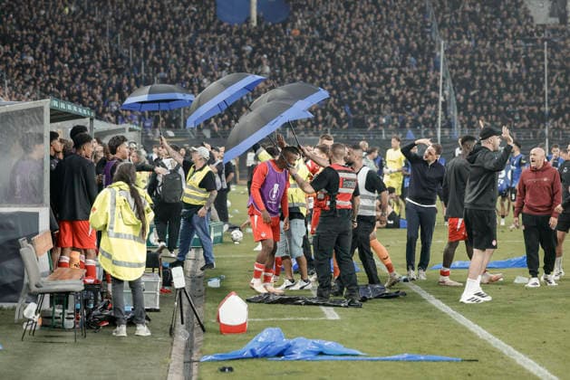 21.08.2026, xhettx, Fussball DFB Pokal 1.Runde, SV Waldhof Mannheim - 1.FC Kaiserslautern v.l. Die Bank des FCK wird beworfen (DFL DFB REGULATIONS PROHIBIT ANY USE OF PHOTOGRAPHS as IMAGE SEQUENCES and or QUASI-VIDEO) *** August 21, 2026, xhettx, Soccer DFB Cup First Round, SV Waldhof Mannheim 1–FC Kaiserslautern v l Objects are thrown at the FCK bench. DFL and DFB regulations prohibit any use of photographs as image sequences and or quasi-video.